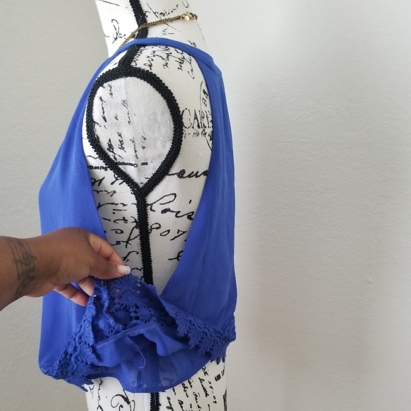 Blue Sleeveless Blouse - Picture 2 of 3